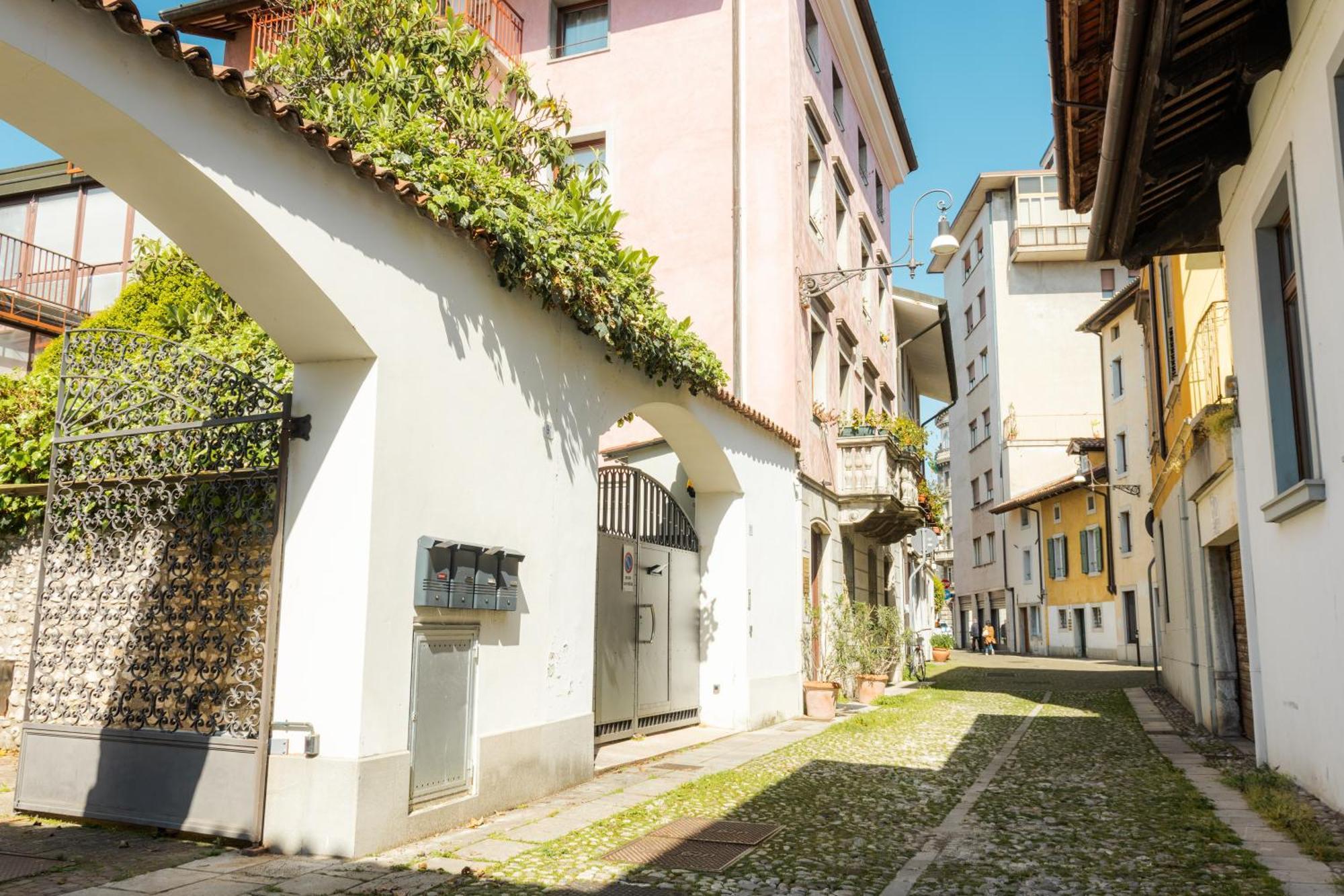 In Pieno Centro Storico Con Parcheggio Gratuito Incluso. Lägenhet Udine Exteriör bild